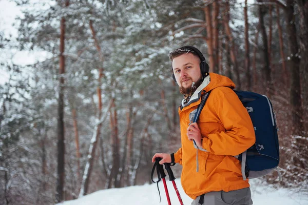 Homem Viajante Com Mochila Caminhadas Viagem Estilo Vida Conceito Aventura — Fotografia de Stock