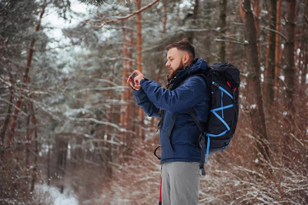 Man Traveler Рюкзаком Активного Отдыха Свежем Воздухе Красивый Пейзаж Лесом — стоковое фото