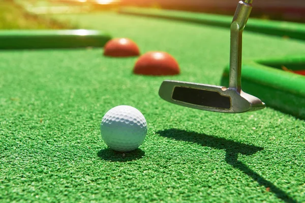 Golfboll Och Golf Club Konstgräs — Stockfoto