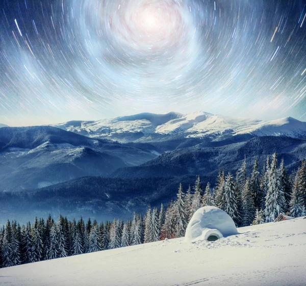 冬の雪の夜の星空を 幻想的な天の川の大晦日 Nasa の礼儀 休日を見越して 劇的なシーン カルパティア ウクライナ — ストック写真