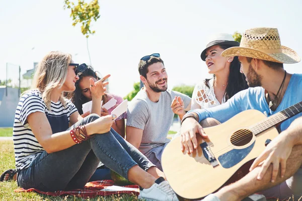 Heureux Les Jeunes Amis Qui Pique Niquent Dans Parc Ils — Photo