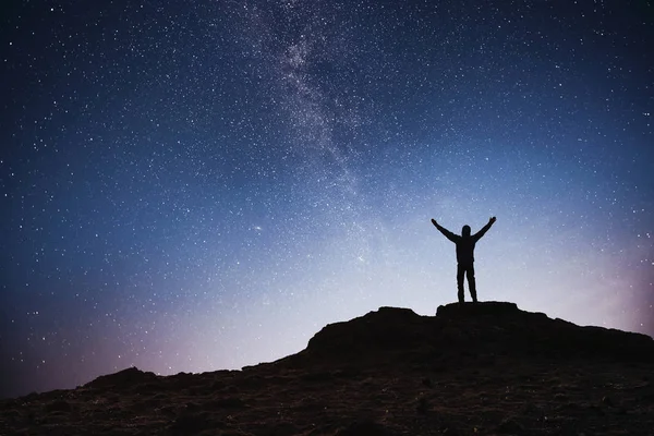 轮廓年轻男子背景银河系在明亮的恒星黑暗的天空色调 — 图库照片