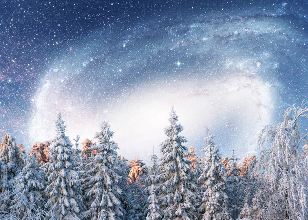 Yıldızlı Gökyüzü Kış Karlı Gecede New Year Eve Fantastik Samanyolu — Stok fotoğraf