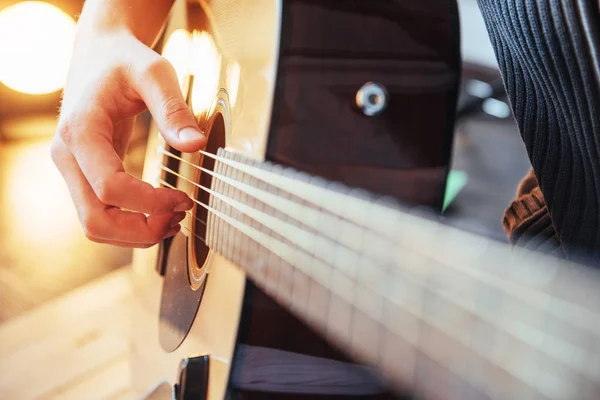 Гитарист Играет Гитаре Деревянном Фоне Крупный План — стоковое фото