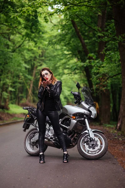 Atraktivní Sexy Dívka Oblečená Kůži Pózování Blízkosti Sportovní Motocykl Venku — Stock fotografie