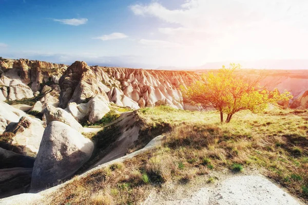 Arka Plan Beyaz Bulutlar Ile Mavi Gökyüzünün Güzel Cappadocia Türkiye — Stok fotoğraf