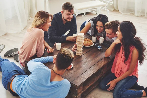 Grupo Amigos Creativos Sentados Mesa Madera Personas Que Divierten Mientras — Foto de Stock