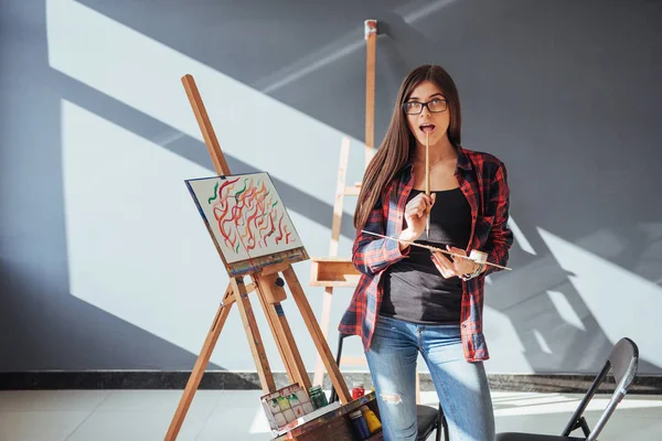 Artista Pintando Quadro Estúdio Criativa Menina Pintor Pensativo Pinta Uma — Fotografia de Stock