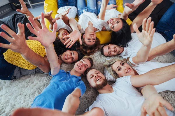 Groupe Beaux Jeunes Gens Faisant Selfie Couché Sur Sol Meilleurs — Photo