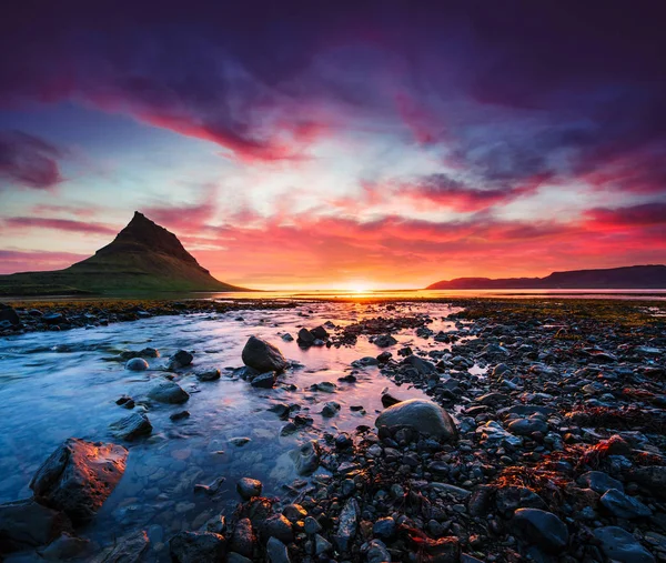 Den Pittoreska Solnedgången Över Landskap Och Vattenfall Kirkjufell Berget Island — Stockfoto