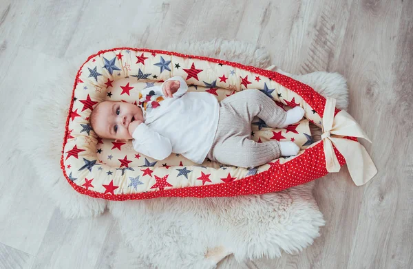 Photo Charming Newborn Baby Red Cradle Good Light Studio — Stock Photo, Image