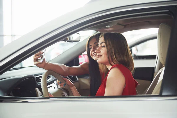 Enjoying Travel Beautiful Young Girl Twins Sitting Front Passenger Seats — Stock Photo, Image