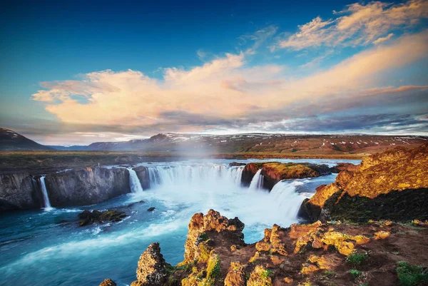 Godafoss Vodopád Při Západu Slunce Fantastické Krajiny Krásný Kupovité Mraky — Stock fotografie