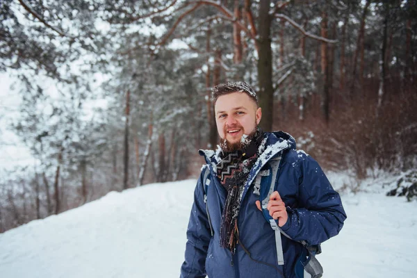 Man Traveler Рюкзаком Активного Отдыха Свежем Воздухе Красивый Пейзаж Лесом — стоковое фото