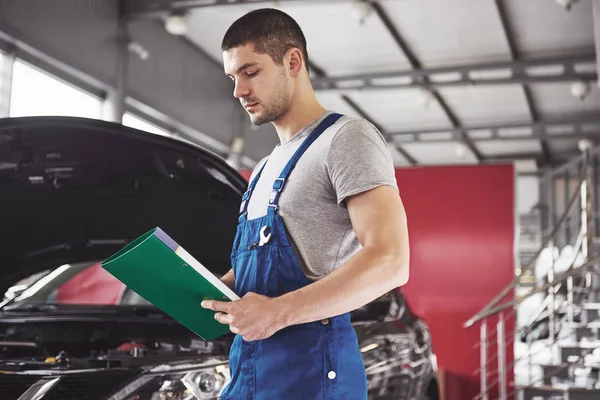 Servicio Automóviles Reparación Mantenimiento Concepto Personas Mecánico Automóviles Hombre Herrero — Foto de Stock