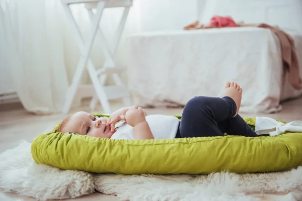 子供のための寝具 赤ん坊はベッドで寝ている 出産後すぐに健康な赤ちゃんが — ストック写真