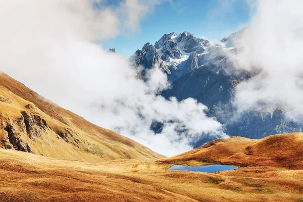 Podzimní Krajina Sněhu Hory Krásné Kupovité Mraky Hlavní Kavkazský Hřeben — Stock fotografie