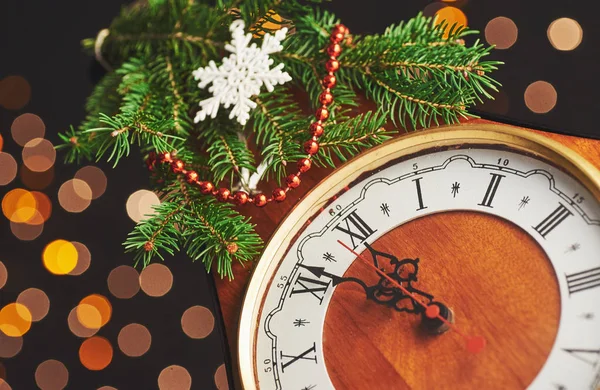 Bonne année à minuit 2018, Vieille horloge en bois avec lumières de vacances et branches de sapin — Photo