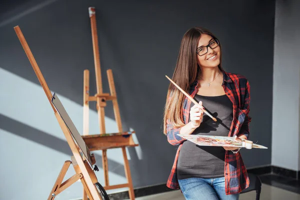 Young Woman Artist Painting Picture Studio — Stock Photo, Image