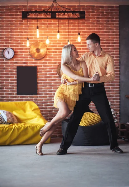 Pareja Joven Bailando Música Latina Bachata Merengue Salsa Dos Pose —  Fotos de Stock