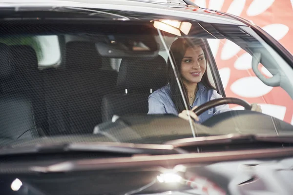 Auto Företag Bil Försäljning Konsumism Och Människor Koncept Glad Kvinna — Stockfoto