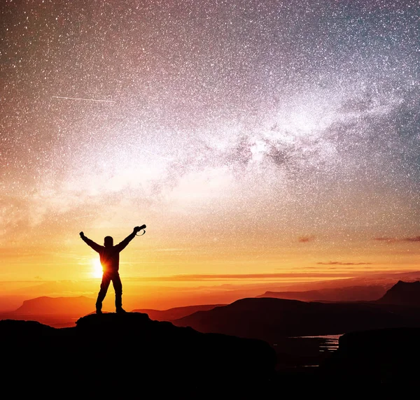 Silhouette Donna Piedi Sulla Cima Della Montagna Che Punta Alla — Foto Stock