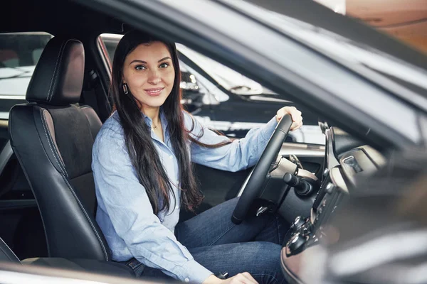 Auto Företag Bil Försäljning Konsumism Och Människor Koncept Glad Kvinna — Stockfoto