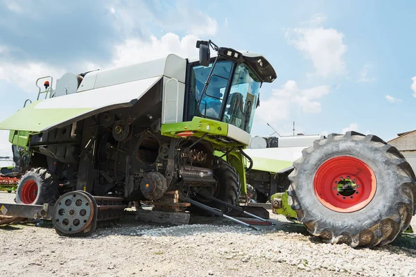 Erntemaschinen Und Mähdrescher Warten Werk Auf Verkauf Traktoren Und Landmaschinen — Stockfoto