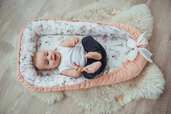 Çocuklar Için Yatak Bebek Yatakta Uyuyor Doğumdan Hemen Sonra Sağlıklı — Stok fotoğraf
