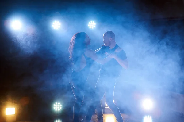 Bailarines Hábiles Actuando Sala Oscura Bajo Luz Del Concierto Humo — Foto de Stock