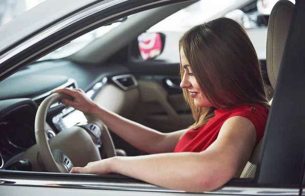 Mujer Interior Del Coche Mantiene Rueda Girando Alrededor Sonriendo Mirando —  Fotos de Stock