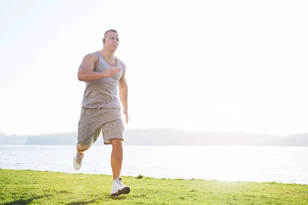 Fitness Muž Sportovec Běhání Přírodě Při Západu Slunce Osoba Běží — Stock fotografie