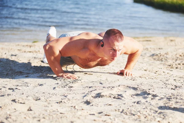 Fitnessmann Trainiert Liegestütze Sport Bewegung Fitness Workout Gesunder Lebensstil Sonnenaufgang — Stockfoto