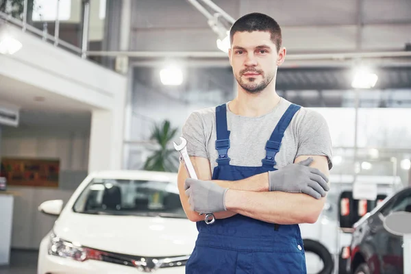 Mano Mecánico Coche Con Llave Inglesa Garaje Para Reparación Automóviles — Foto de Stock