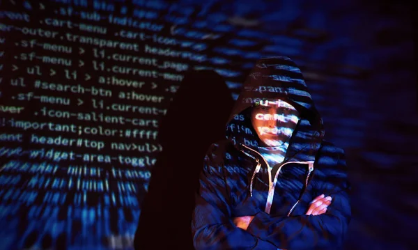 Cyberatak Nierozpoznawalnym Hakerem Kapturem Przy Użyciu Wirtualnej Rzeczywistości Efekt Cyfrowy — Zdjęcie stockowe