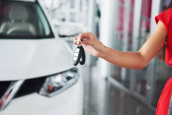 Autoschlüssel Übergeben Beschnitten Nahaufnahme Eines Autohändlers Hält Autoschlüssel Die Kamera — Stockfoto