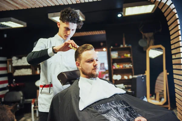 Kapper Man Het Proces Van Het Snijden Van Baard Van — Stockfoto