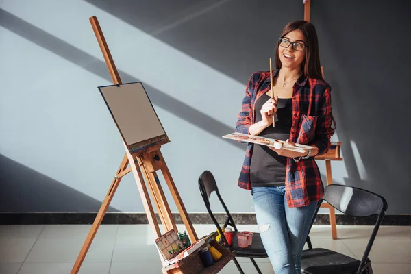 Young Woman Artist Painting Picture Studio — Stock Photo, Image