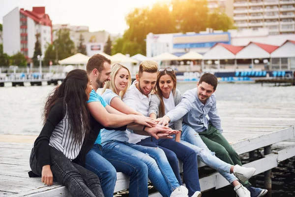 Group Happy Young Friends Pier Pleasure Playing Creates Emotional Life — Stock Photo, Image