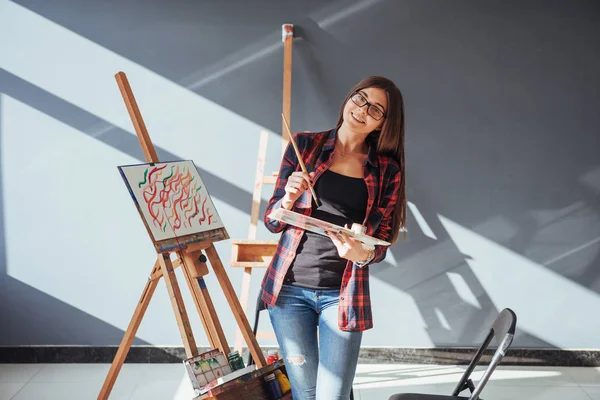 Creative Pensive Painter Girl Paints Colorful Picture Canvas Oil Colors — Stock Photo, Image
