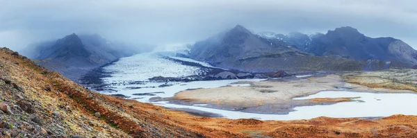 Исландия Скалистые Горы Река Между Ними — стоковое фото