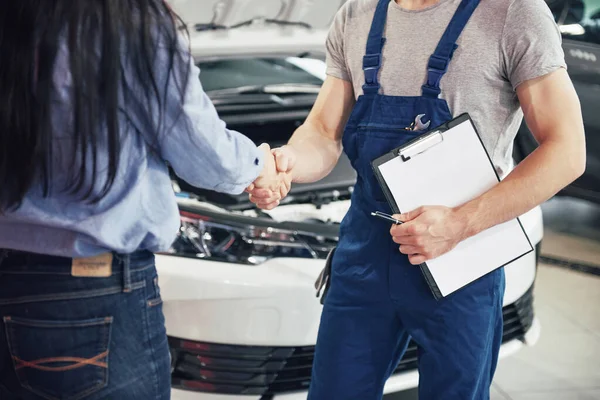 Marido Carro Mecânico Mulher Cliente Fazer Acordo Sobre Reparação Carro — Fotografia de Stock