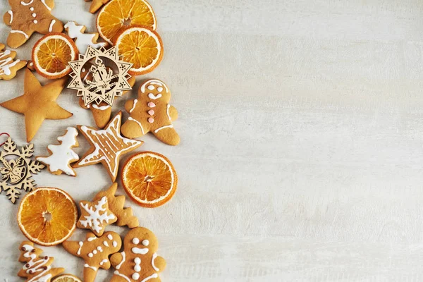 Galletas Jengibre Navidad Naranja Seca Especias Mesa Blanca Copiar Espacio —  Fotos de Stock