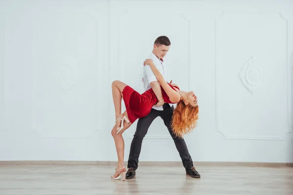 Jovem Mulher Bonita Vestido Vermelho Homem Dançando Isolado Fundo Branco — Fotografia de Stock