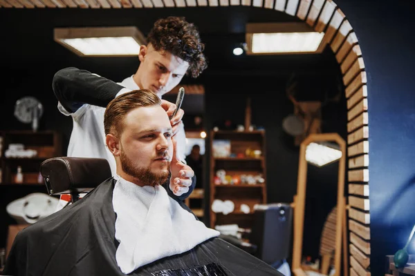 Mannen Kapsel Kapsel Een Kapperszaak Kapsalon Kappers Voor Heren — Stockfoto