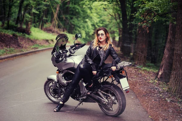 Atrakcyjna Seksowna Dziewczyna Ubrana Skórzaną Pozę Niedaleko Sportowego Motocykla Zewnątrz — Zdjęcie stockowe