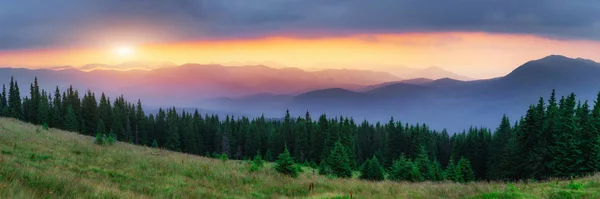 Zachód Słońca Górskim Krajobrazie Dramatyczne Niebo Karpaty Ukraina Europa — Zdjęcie stockowe