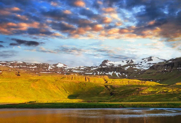 Tal Nationalpark Landmannalaugar Den Sanften Hängen Der Berge Liegen Schneefelder — Stockfoto