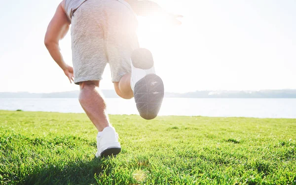 Homem Fitness Atleta Correndo Natureza Durante Pôr Sol Pessoa Que — Fotografia de Stock