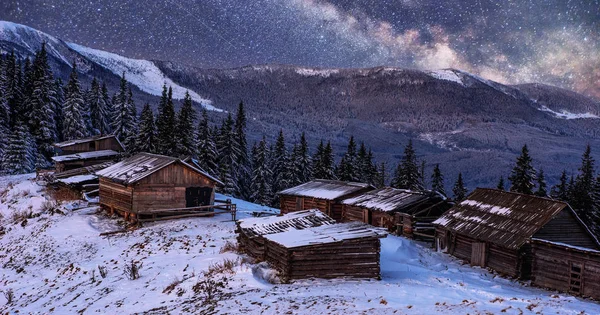 Árboles Cubiertos Nieve Mágica Invierno Pueblo Montaña Paisaje Invernal Cielo — Foto de Stock